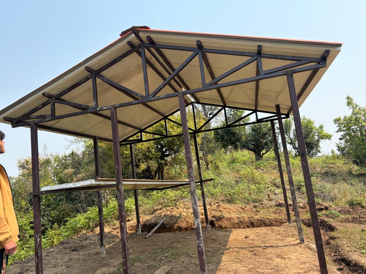 Truss-type rest/guard house for trekkers and hikers